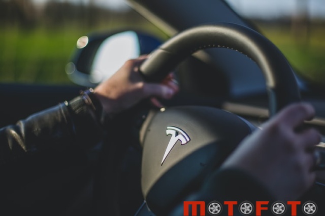 Tesla-car-motofoto