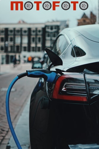 Tesla-charging-motofoto