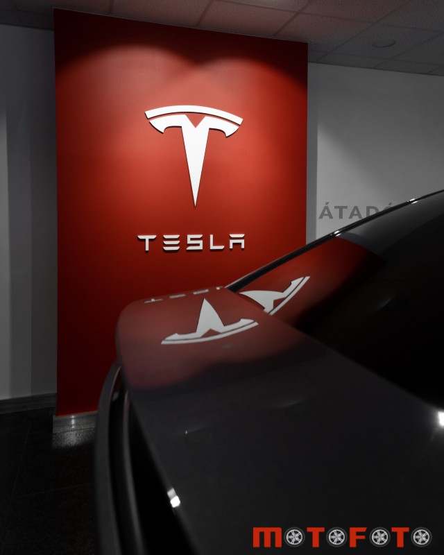 Tesla-showroom-motofoto